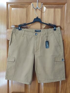 🆕 Express Classic Fit Tan Cargo Comfortable Shorts, Modern Style Waist 33, NWT